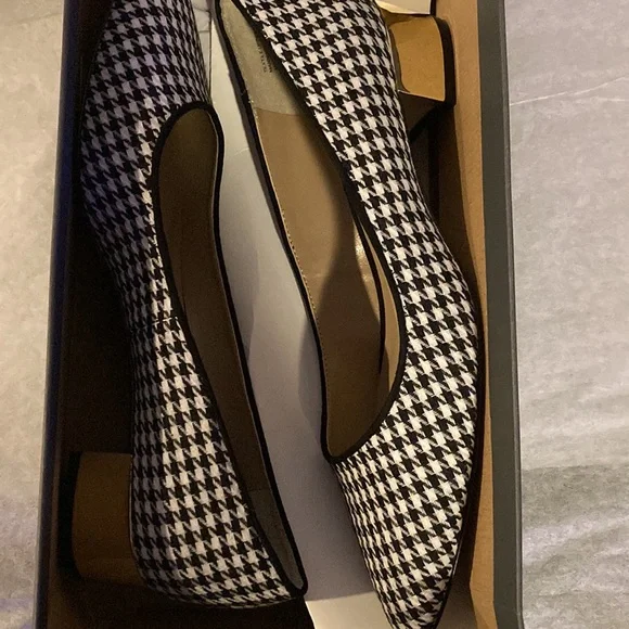 Beautiful  Mid Block Heels 👠 Flats, size -7, Color Black/White Houndstooth - Picture 3 of 10